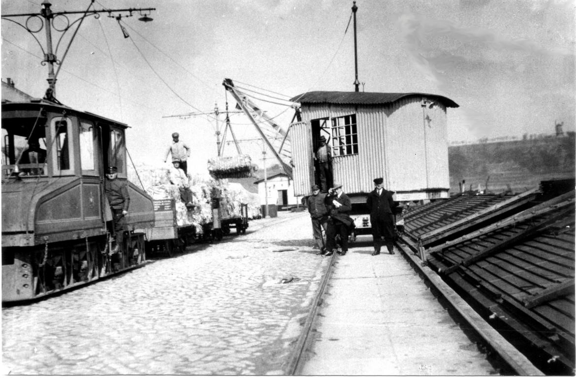 1)	Am Meißner Elbkai erfolgte bis 1939 der Umschlag von Jute aus Übersee vom Binnenschiff auf meterspurige Güterwagen, welche den wertvollen Rohstoff in die Spinnerei zur Verarbeitung weiterbeförderten. Foto: Sammlung Mattis Schindler